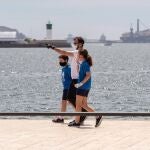 Un padre pasea junto a sus hijos, este martes en el puerto de Cartagena