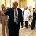 El presidente Trump junto a su hija Ivanka en un acto en la Casa Blanca para apoyar al pequeño comercio ante el coronavirus