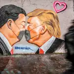 Un grafiti con Xi Jinping y Trump con mascarillas en Washington
