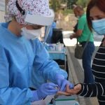 Test rápido de la Covid-19 a una trabajadora del servicio de ayuda a domicilio en Almería