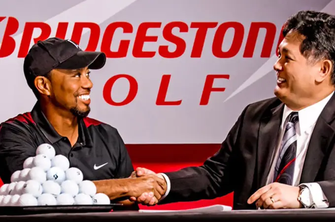 ¿Cómo es la bola Bridgestone con la que juega Tiger Woods?
