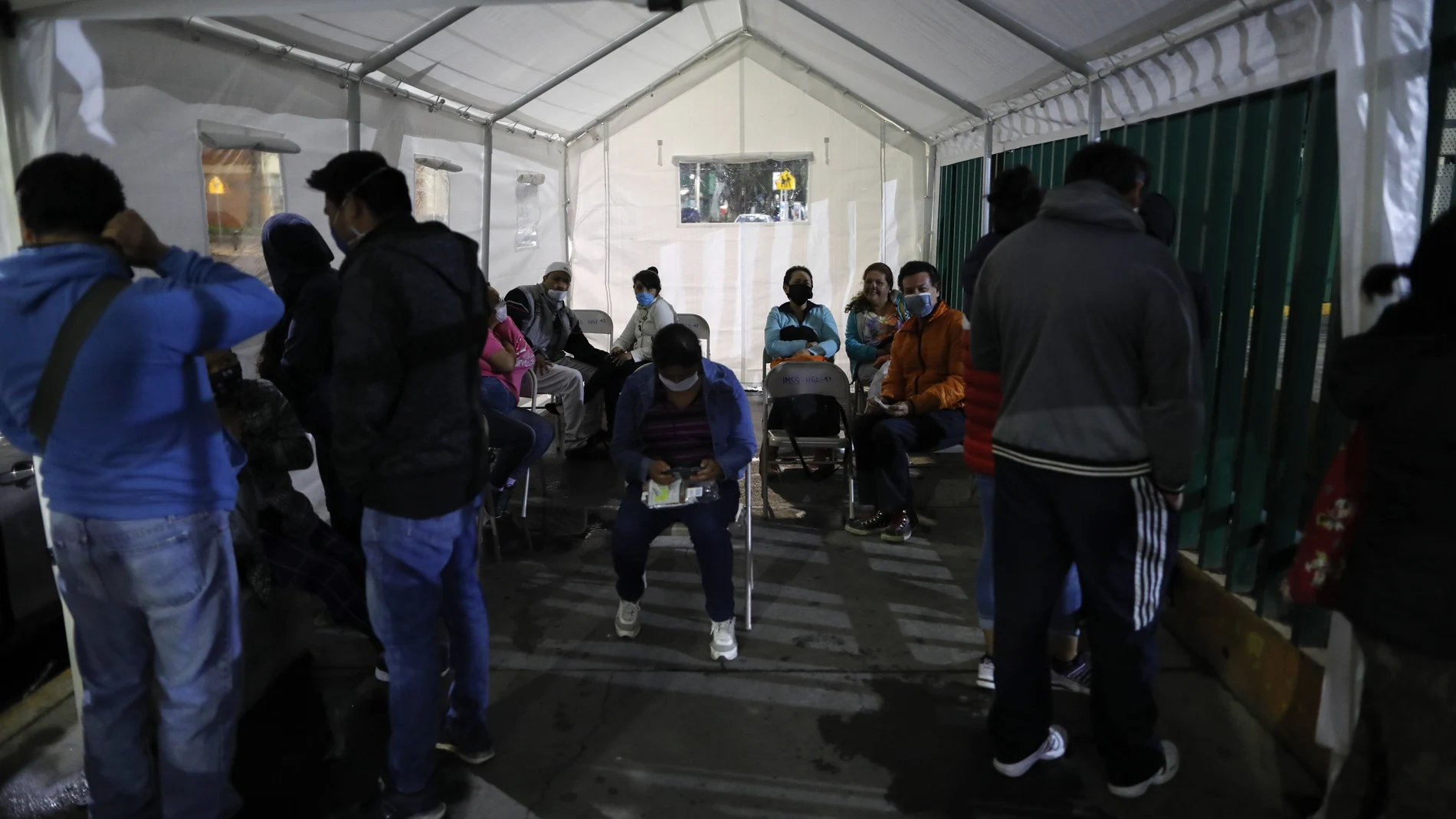 Mexicanos esperan en una tienda noticias de sus familiares ingresados por coronavirus