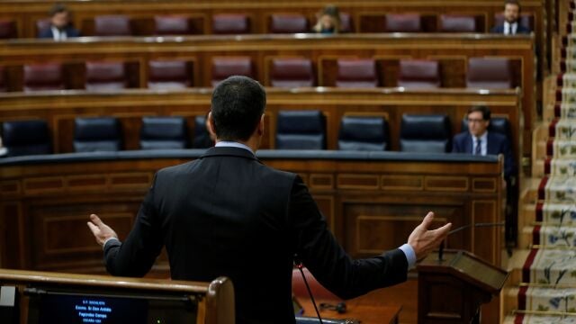 El presidente del Gobierno, Pedro Sánchez interviene ante un Congreso de los Diputados semivacío