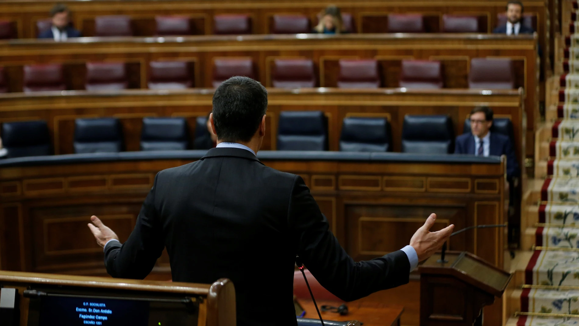 El presidente del Gobierno, Pedro Sánchez interviene ante un Congreso de los Diputados semivacío