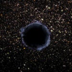 Si pudiésemos acercarnos mucho a un agujero negro y gozásemos de un cielo tan bonito como el de esta imagen, podríamos distinguir el agujero negro porque “tapa” la luz de las cosas que hay detrás. Pero eso no es porque el agujero negro sea sólido: es porque la luz que entra nunca vuelve a salir.