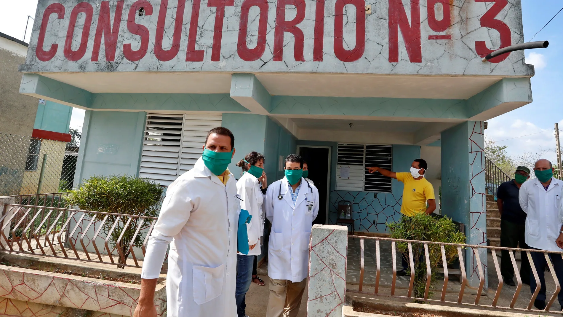 Varios médicos cubanos conversan fuera de un consultorio en San José de las Lajas¡