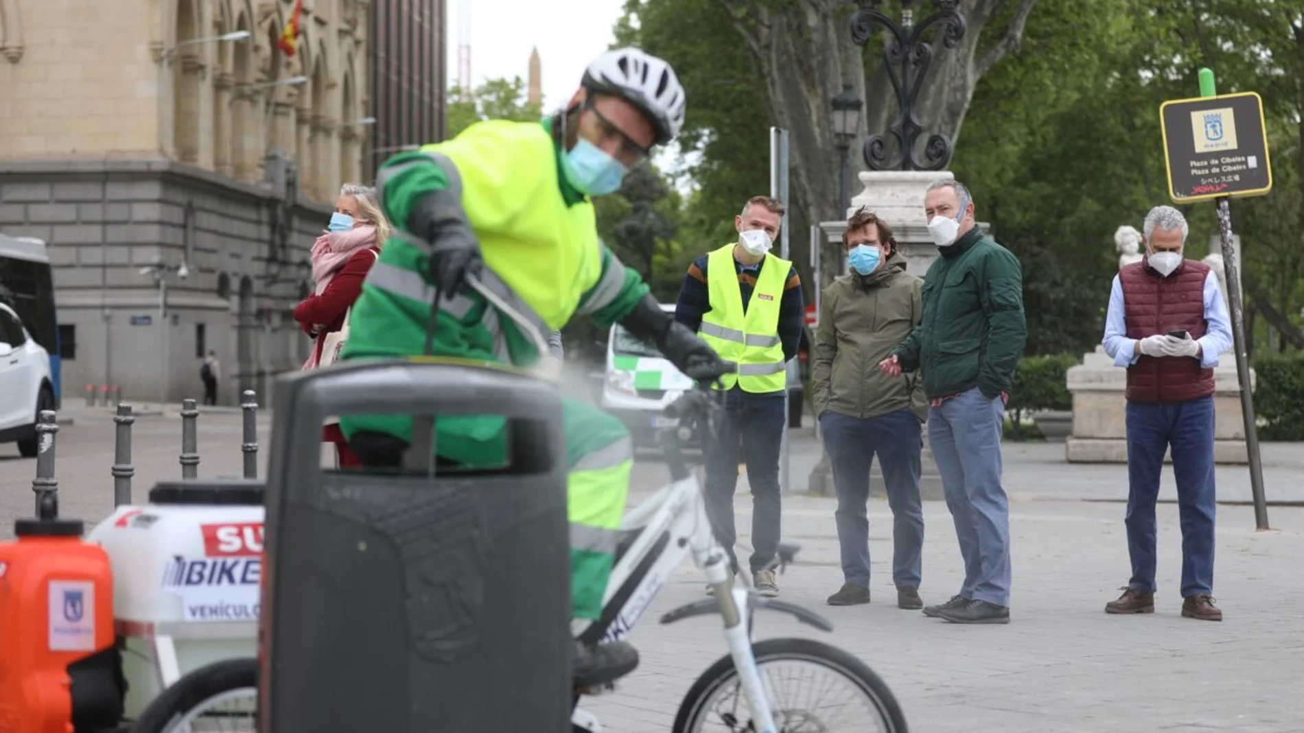 El Ayuntamiento de Madrid prueba un triciclo eléctrico para la desinfección de papeleras