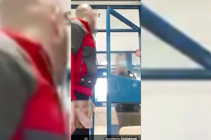 Un preso de la cárcel de Botafuegos (Algeciras), realizando una videollamada difundida por su novia