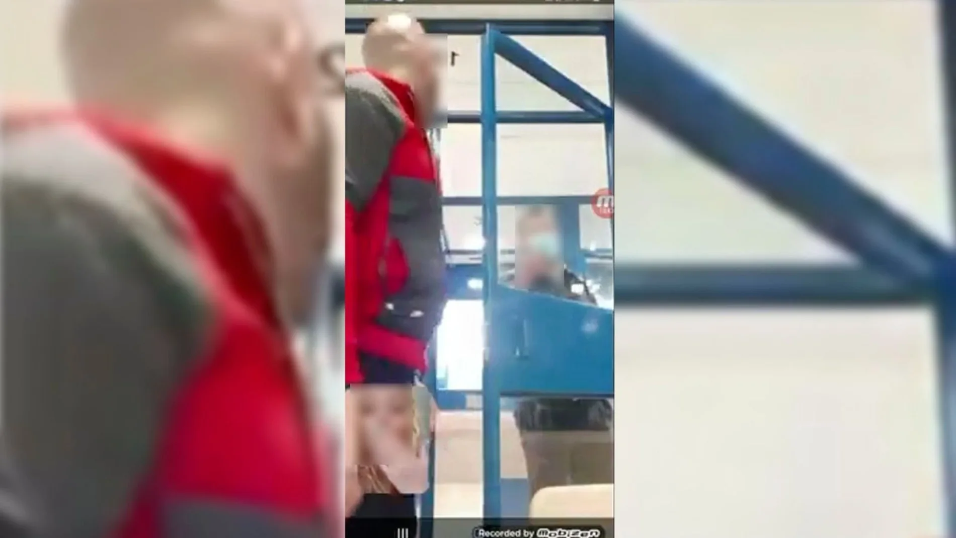 Un preso de la cárcel de Botafuegos (Algeciras), realizando una videollamada difundida por su novia