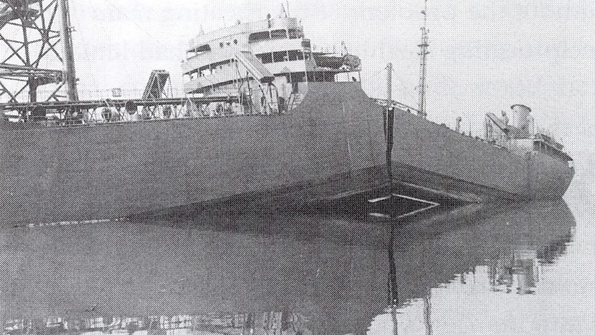 Fotografía del SS Shenectady, partido en dos tras el fallo catastrófico de su cascarón.