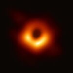 Esta imagen del agujero negro central de la galaxia M87 es lo más cercano que tenemos a una “foto” de un agujero negro. Incluso en ella, el “hueco” que vemos no es el propio agujero negro, sino su sombra: el verdadero agujero negro es más pequeño todavía, y se esconde en el centro de ese círculo oscuro. Esto nos da una idea de lo difícil que es obtener información verdaderamente cercana al agujero negro.