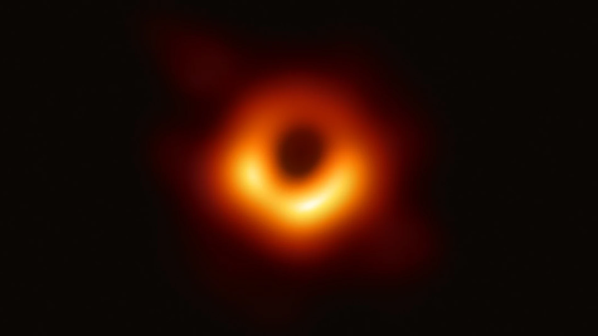 Imagen del agujero negro central de la galaxia M87. En ella se aprecia un círculo de luz, debido a la materia caliente que gira en torno al agujero negro. El círculo negro central no es el propio agujero negro, sino su sombra, varias veces más grande que él.