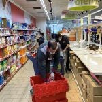 Trabajadores de la cadena de supermercados Dia preparando pedidos online