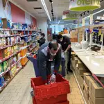 Trabajadores de la cadena de supermercados Dia preparando pedidos online