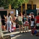 Niños y padres, a las puertas de un colegio