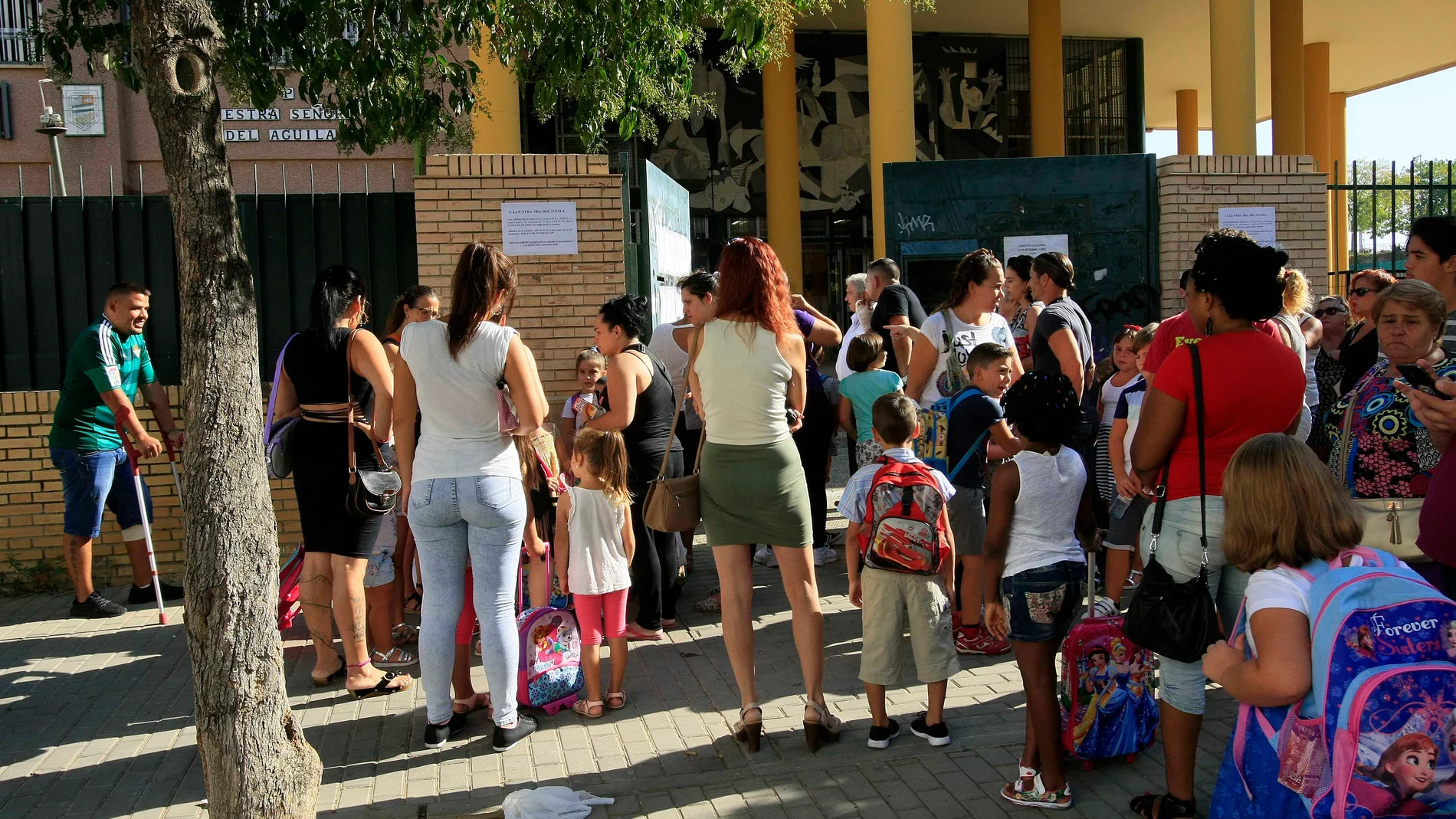 Niños y padres, a las puertas de un colegio de Sevilla, antes de que estallara la alerta sanitaria