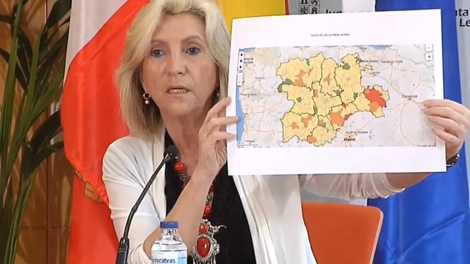 La consejera de Sanidad, Verónica Casado, muestra el mapa de la Comunidad con las zonas verdes que llevan 14 días sin casos