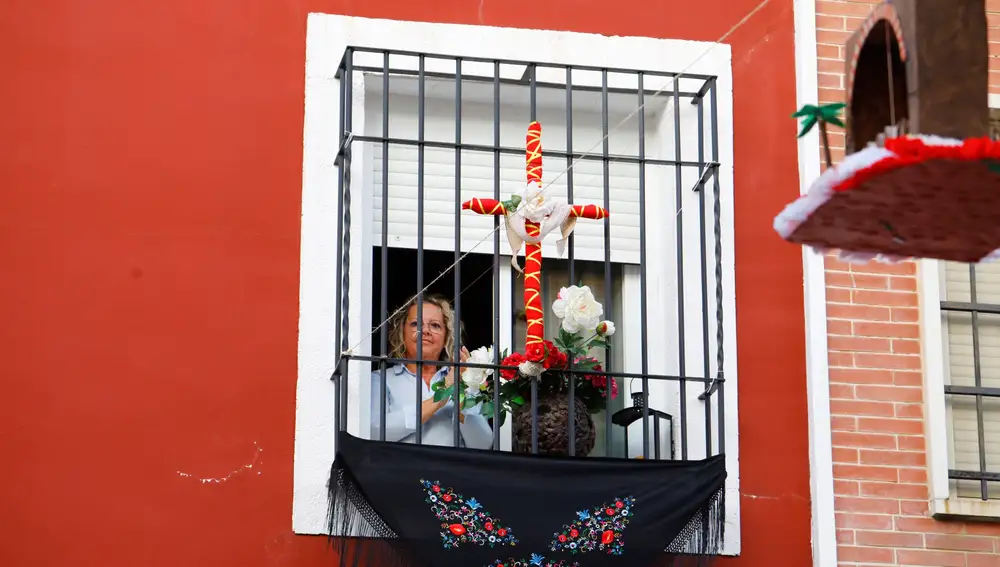 Vecinos del barrio cordobés de la Viñuela han adornan sus fachadas