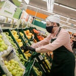 Un trabajador de Consum con todos los elementos de protección