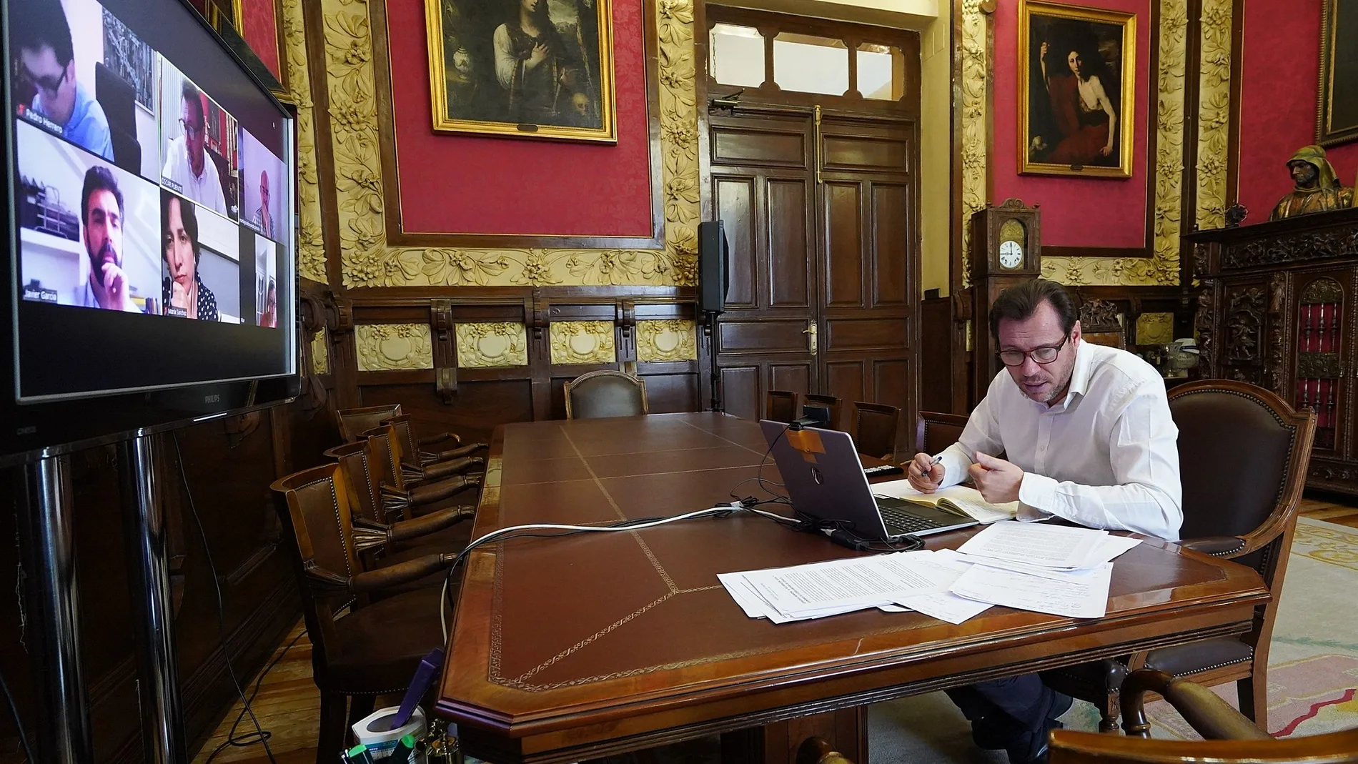 El alcalde de Valladolid, Óscar Puente, durante su encuentro por videoconferencia con los representantes del resto de grupos municipales
