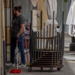Comercios de Sevillla preparan su reapertura durante el proceso de desescalada