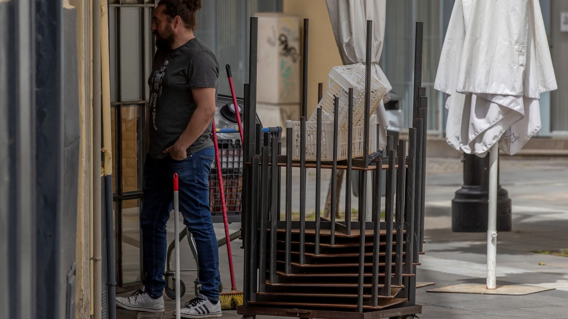 Comercios de Sevillla preparan su reapertura durante el proceso de desescalada