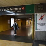 Una persona provista de mascarilla en la estación de tren de Chamartín