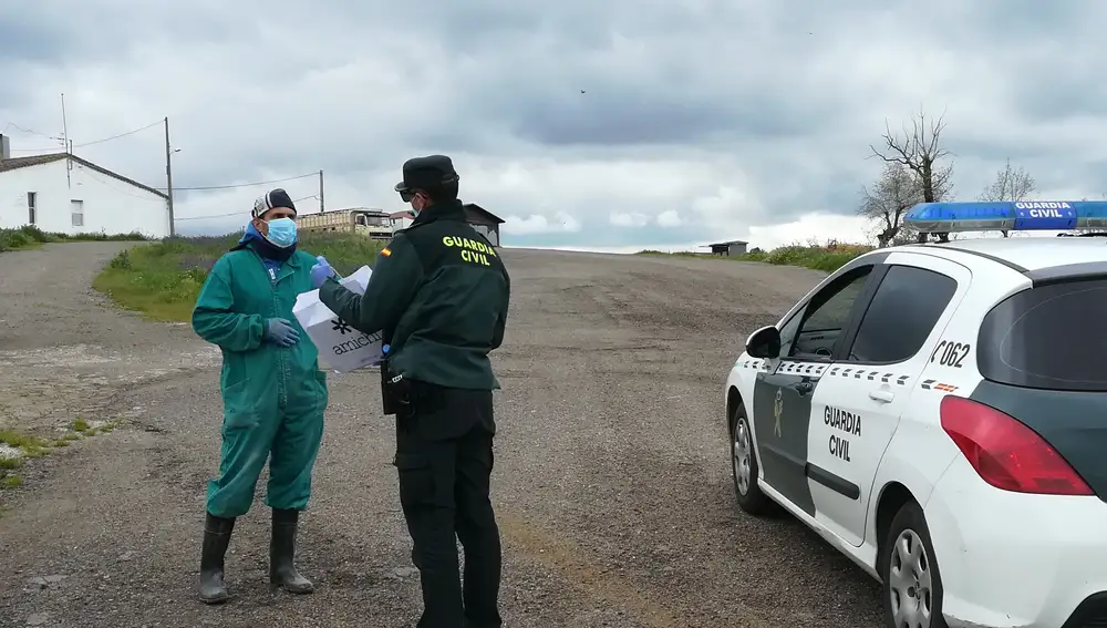 Un guardia civil de Sayago (Zamora) entrega libros
