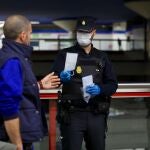 La Policía Nacional y Municipal reparte mascarillas en intercambiadores de Metro y Cercanías. Nuevos Ministerios.