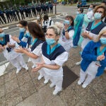 Varios sanitarios del Hospital Fundación Jiménez Díaz aplauden en apoyo a los profesionales fallecidos por coronavirus