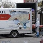 Sanitarios trasladan los cuerpos encontrados en los camiones