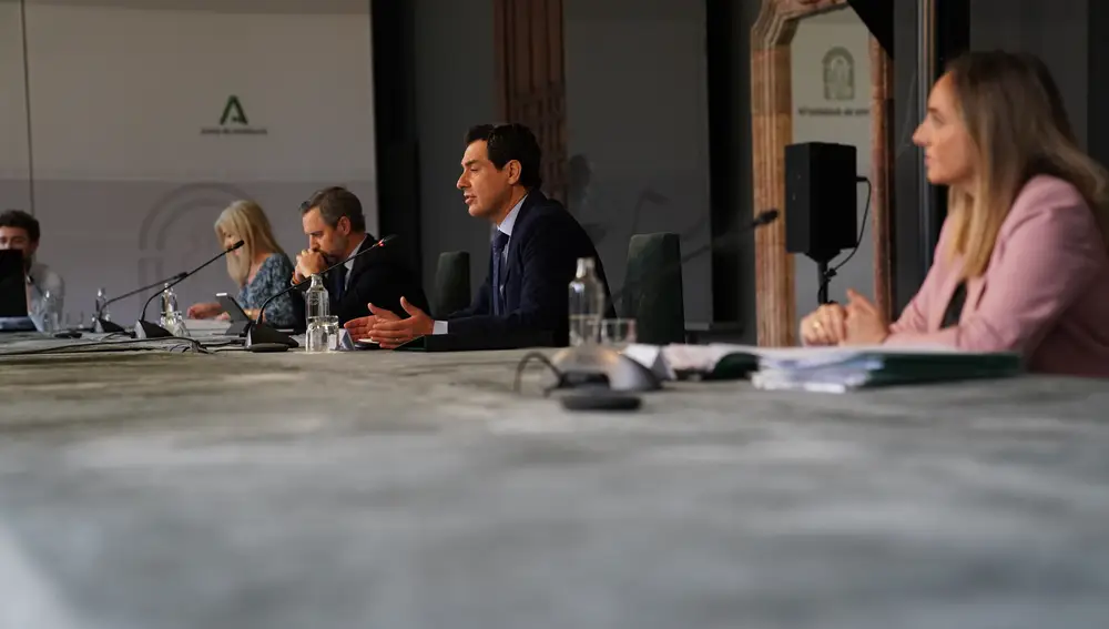 El presidente de la Junta ha mantenido una videoconferencia con empresarios de la construcción