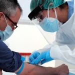 Una enfermera realiza una extracción de sangre para realizar la prueba de anticuerpos