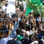 El presidente Jair Bolsonaro saluda a sus seguidores a su llegada a la base militar de Porto Alegre30/04/2020 ONLY FOR USE IN SPAIN