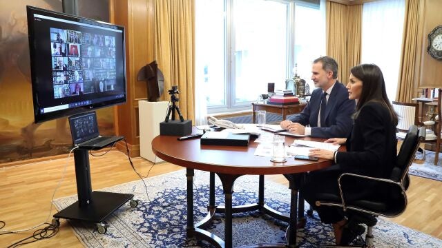 Los reyes durante la reunión del pleno de la Real Academia Española que se ha celebrado de forma telemática