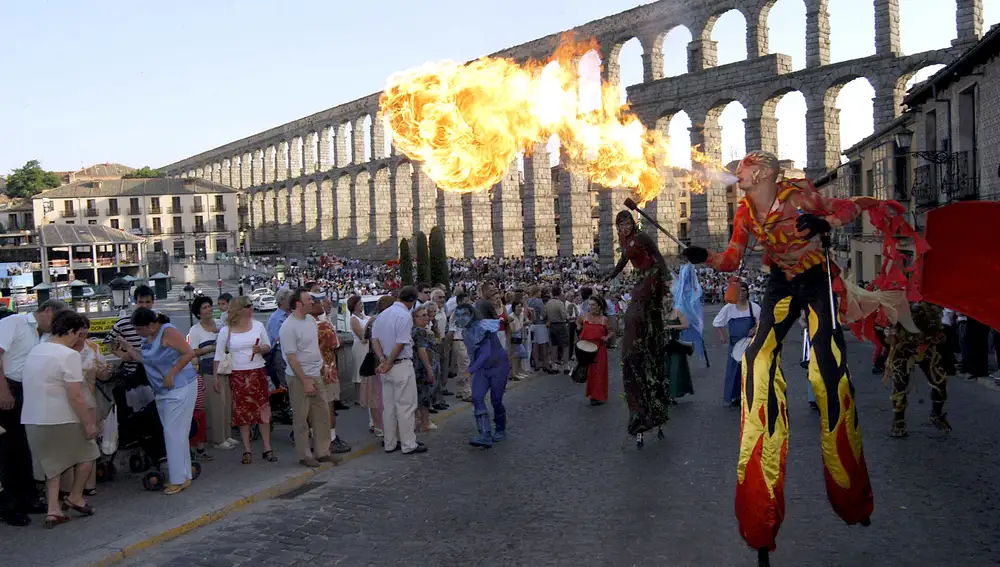 Atracciones de fuego en el desfile inaugural de las Ferias y Fiestas de San Juan y San Pedro en Segovia