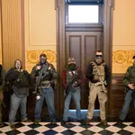 Un grupo de milicianos que asaltó ayer el Capitolio de Michigan
