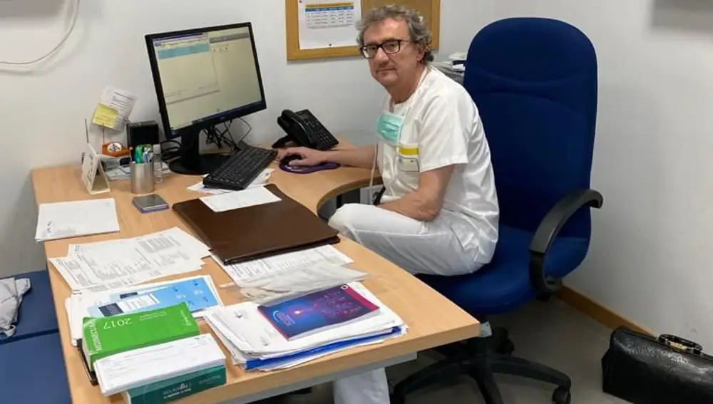 El presidente del Colegio Oficial de Médicos de Valladolid, José Luis Almudí, en su consulta en el centro de salud de Peñafiel