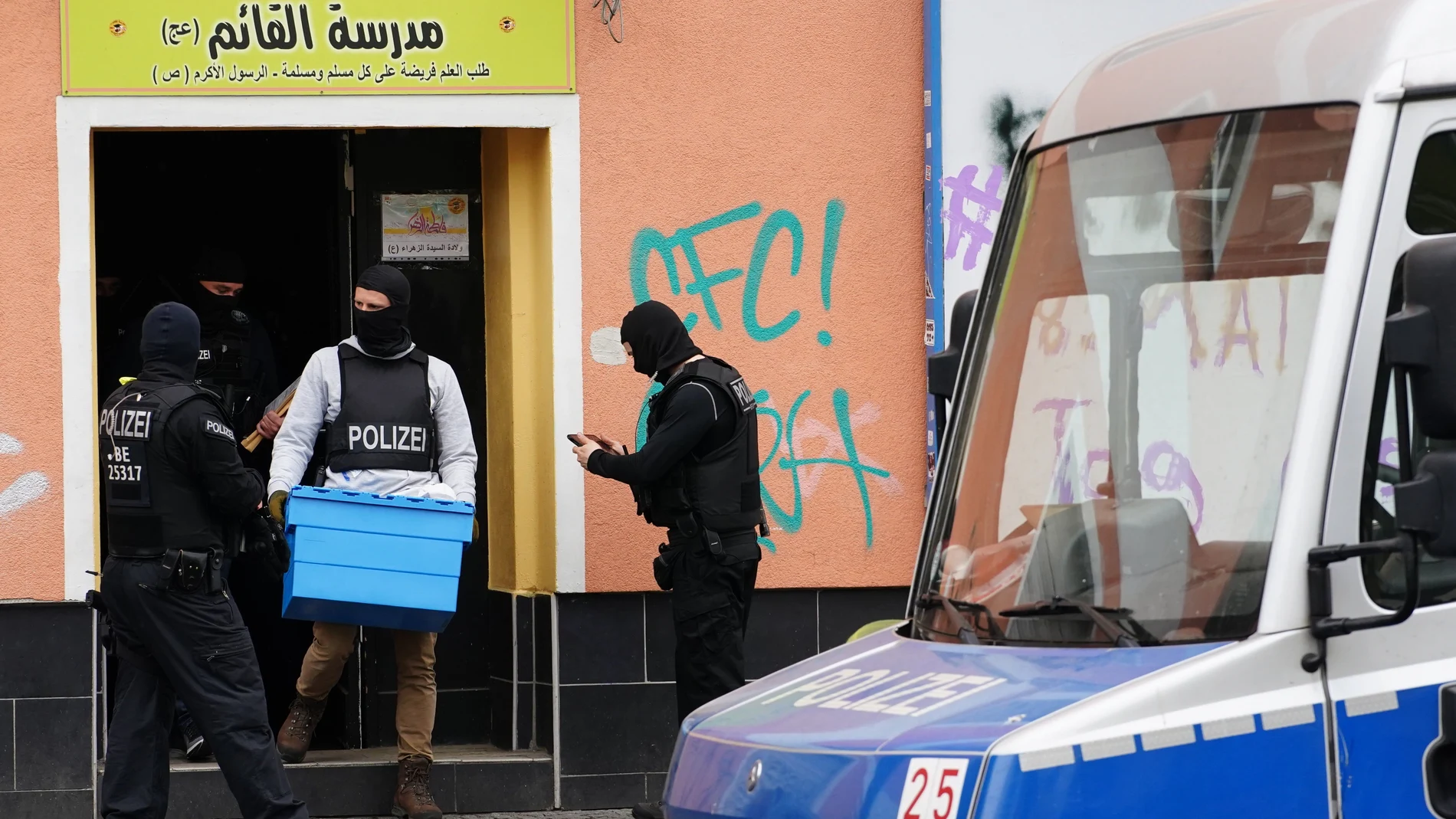 Un policía alemán traslada una caja tras una redada en una oficina de Hizbulá en Berlín