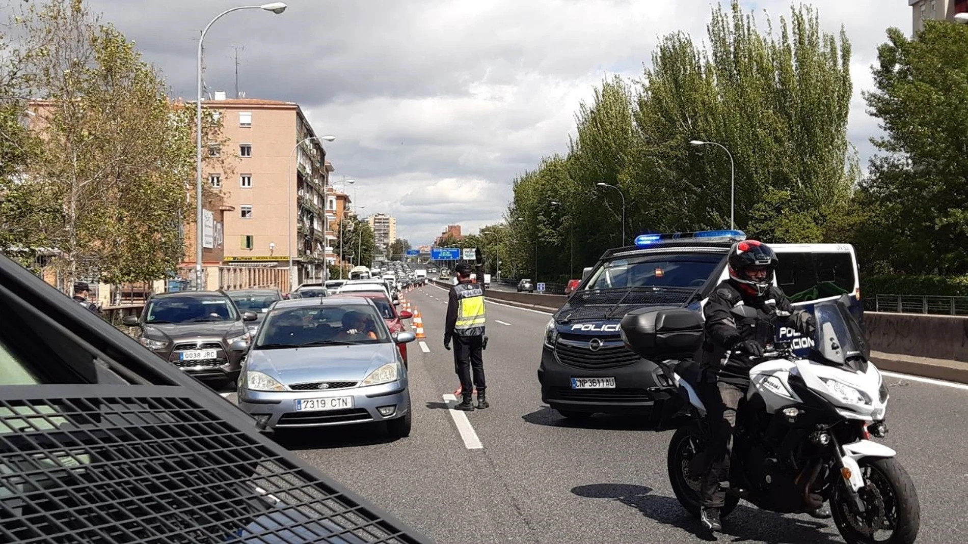 Coronavirus.-Controles policiales especiales en las salidas de Madrid para evitar viajes este puente a otras residencias