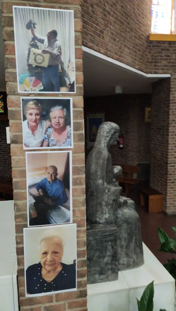 Fotos de los fallecidos por coronavirus de la Parroquia Virgen de los LLanos, Cuatro Vientos junto a la Virgen