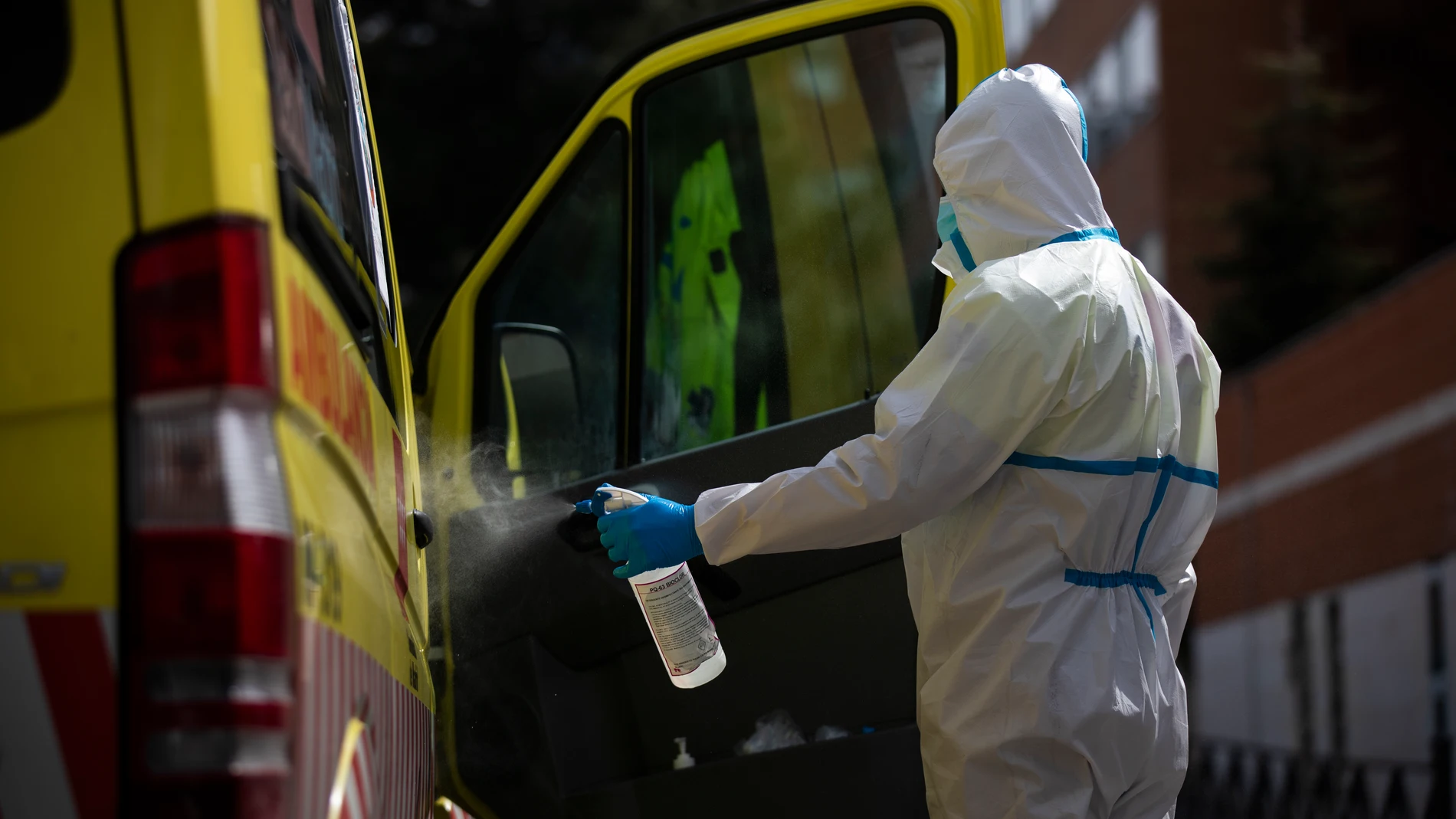 Imágenes de gente con mascarillas y personal sanitario del Hospital 12 de Octubre.