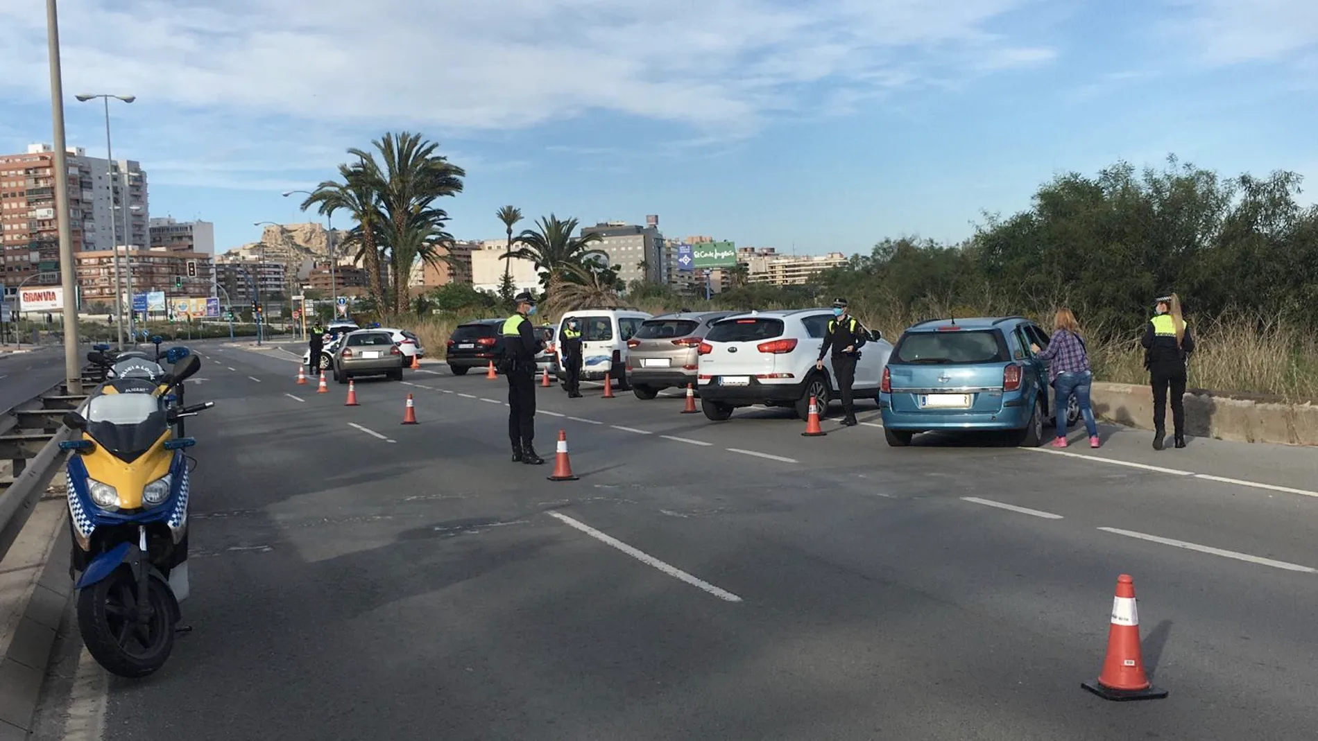 Se interceptaron un volumen alto de vehículos con un total de 2.208, así como se identificaron a 2.230 personas, y se detuvieron a dos personas