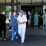 Dos sanitarias saliendo de un hospital sevillano