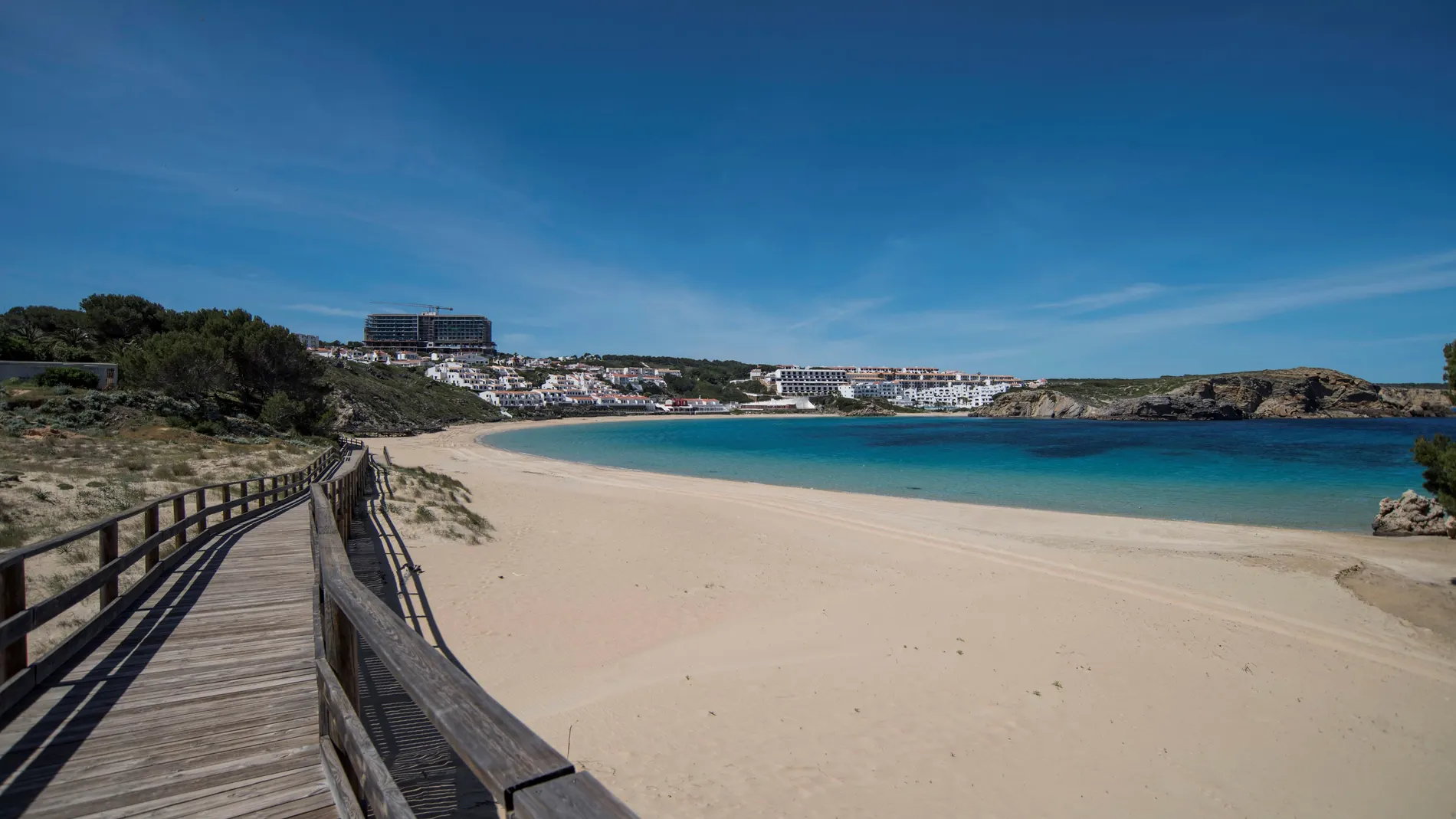 Playas desiertas en el Puente de Mayo