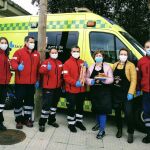 Reparto de torreznos entre los sanitarios