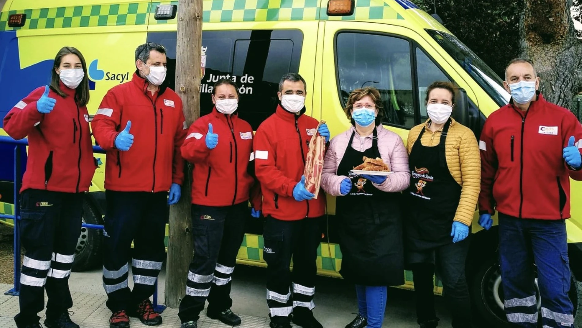 Reparto de torreznos entre los sanitarios