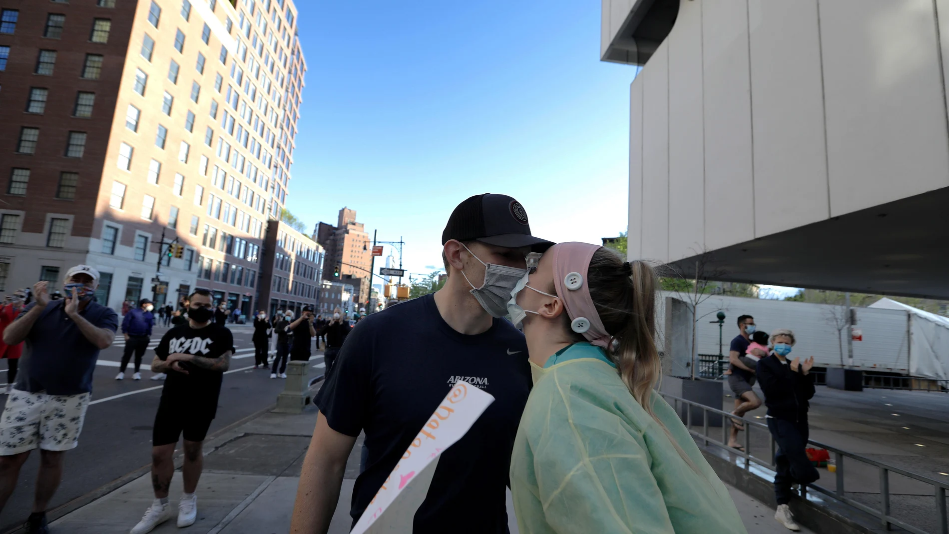 Una enfermera del HospitalLenox Health Greenwich Village de Nueva York, besa a su novio durante un homenaje a los sanitarios