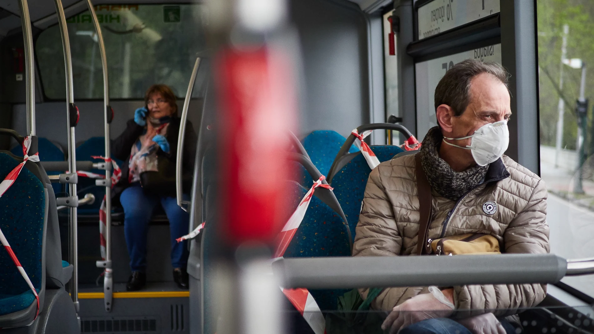 Un hombre protegido con una mascarilla viaja en un autobús urbano durante la cuarta semana del estado de alarma, en Pamplona.