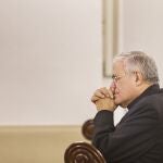El obispo de Córdoba, Demetrio Fernández, rezando, en una imagen de archivo